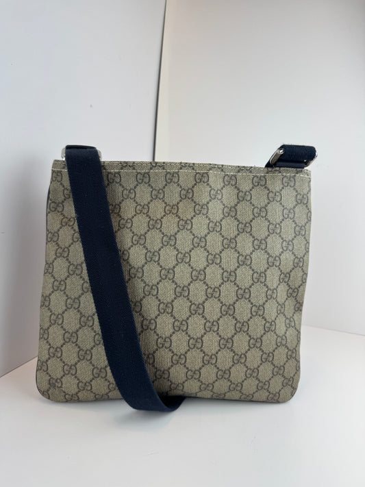 Gucci flat GG Supreme front zip messenger Navy
