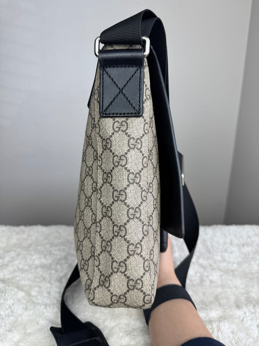 GUCCI Buckle Flap Messenger Gg Supreme Coated Canvas Black