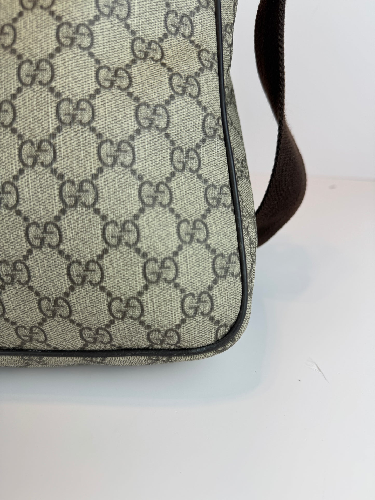 GUCCI Front Zip Messenger GG Supreme Coated Canvas Brown