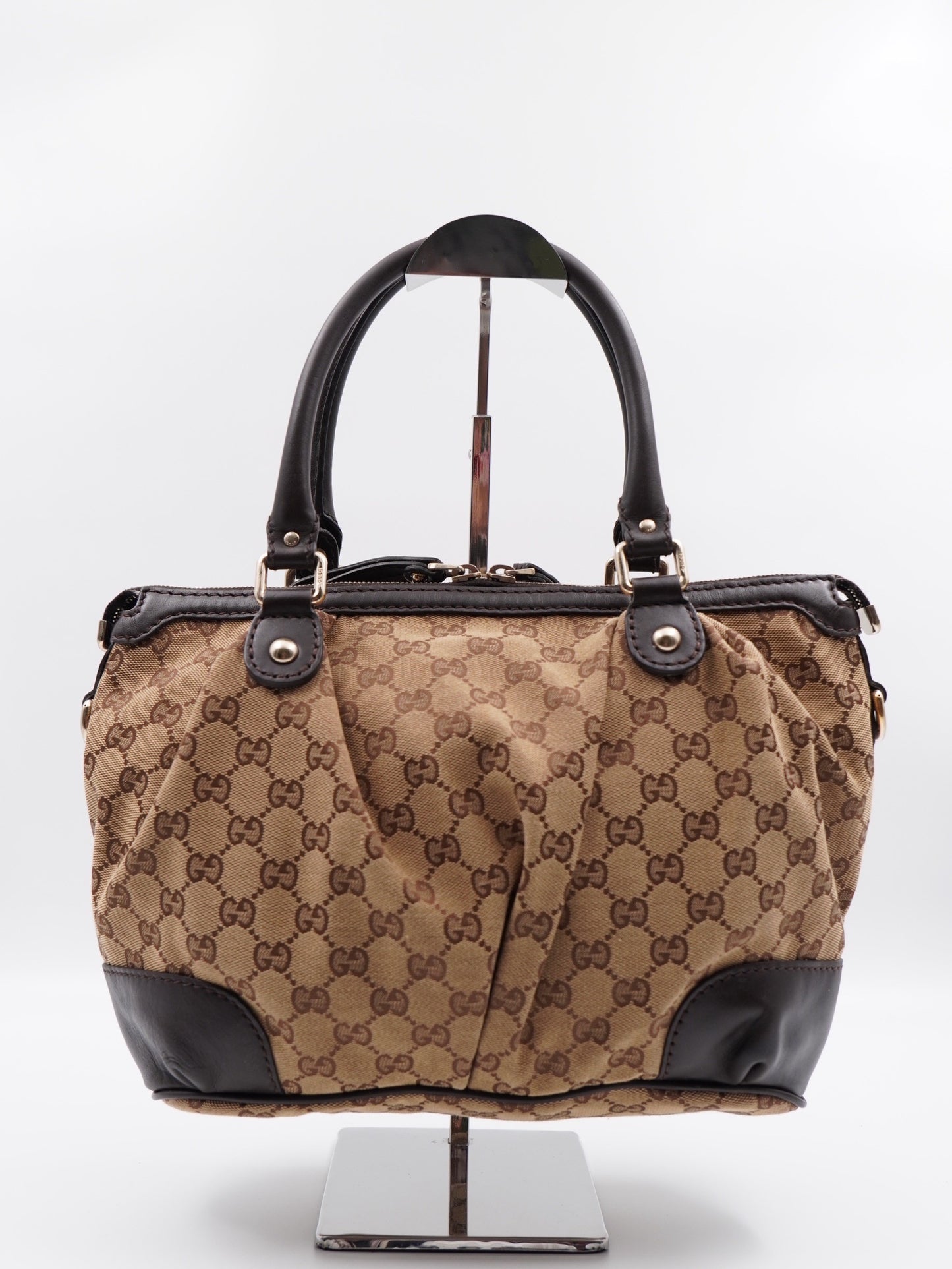 Gucci sukey  top handle monogram with strap