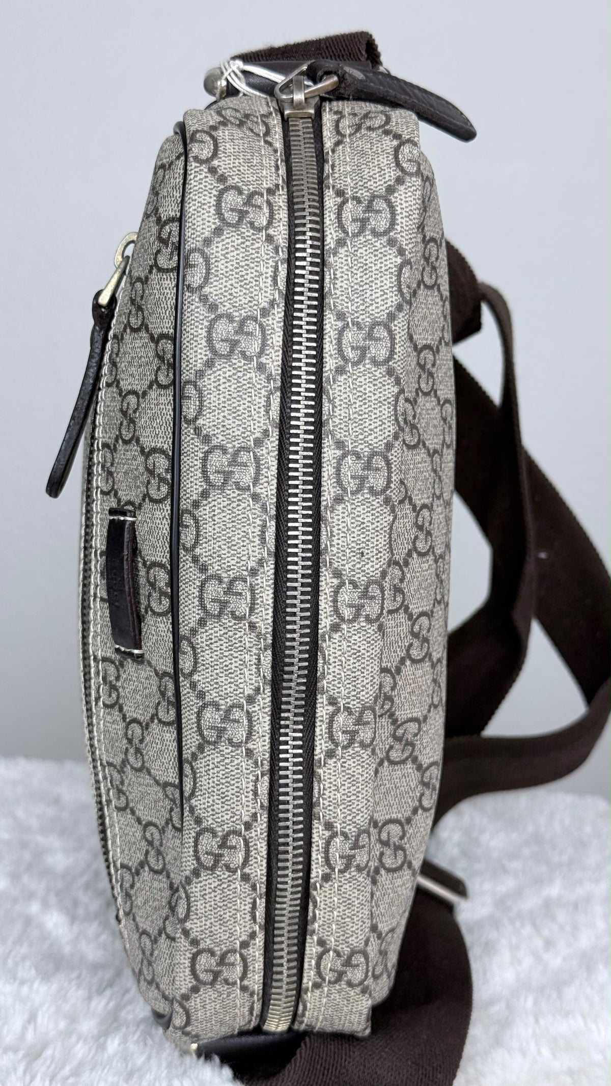 GUCCI Front Zip Messenger GG Supreme Coated Canvas Brown