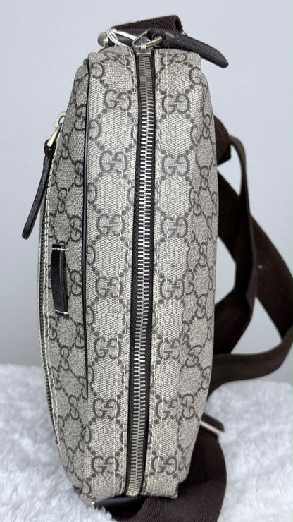 GUCCI Front Zip Messenger GG Supreme Coated Canvas Brown