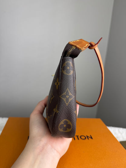 LOUIS VUITTON Pochette Monogram Canvas