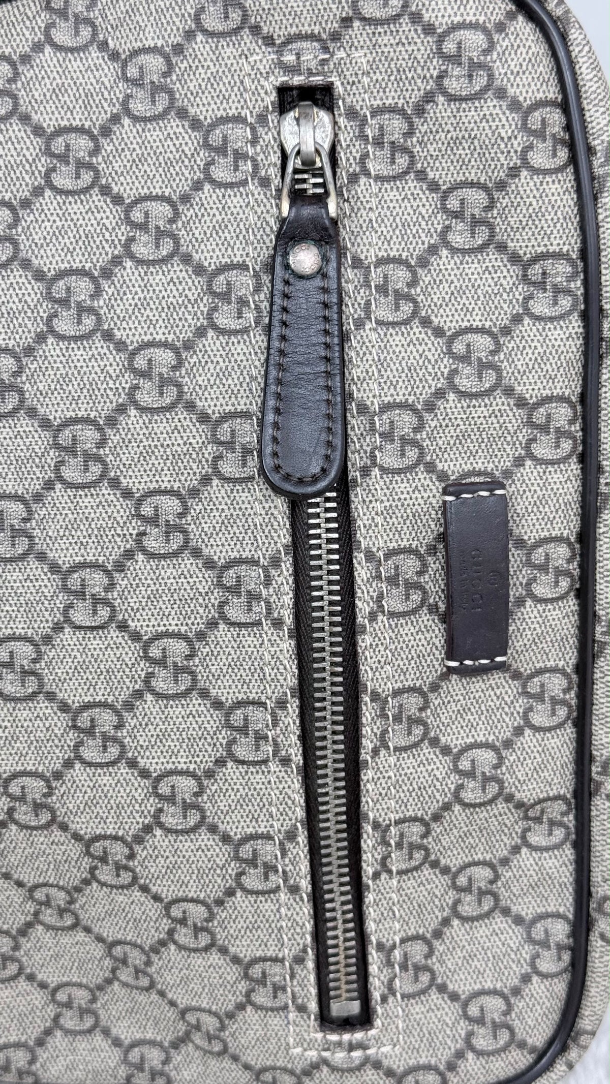 GUCCI Front Zip Messenger GG Supreme Coated Canvas Brown