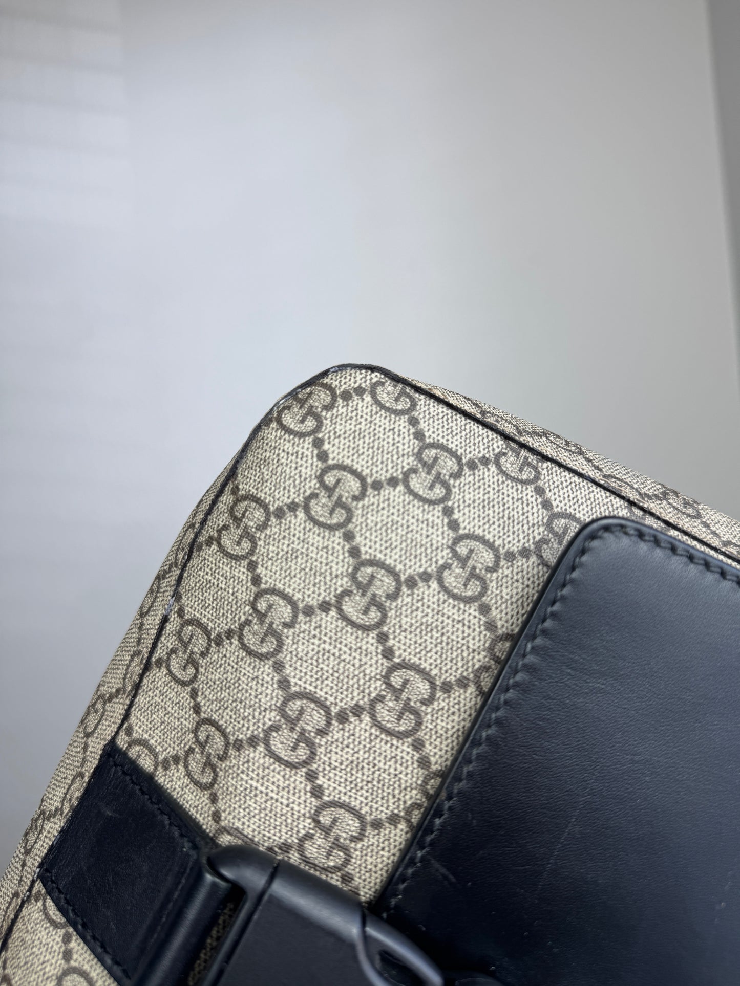 GUCCI Buckle Flap Messenger Gg Supreme Coated Canvas Black