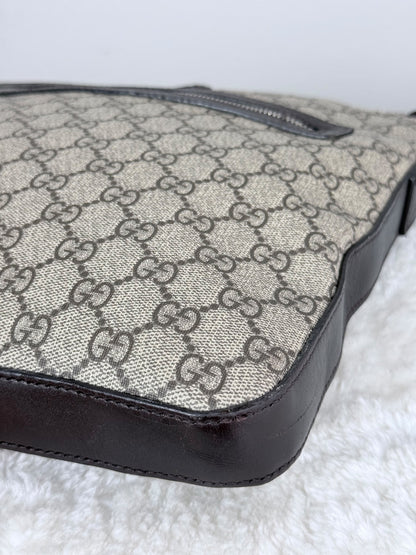 GUCCI Flat Front zip Gg Supreme Messenger Coated canvas