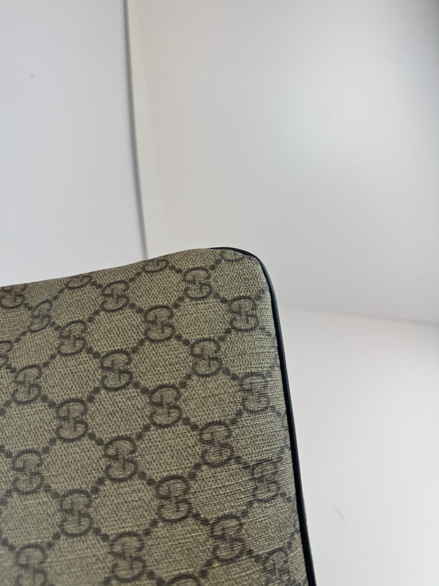 Gucci flat GG Supreme front zip messenger Navy