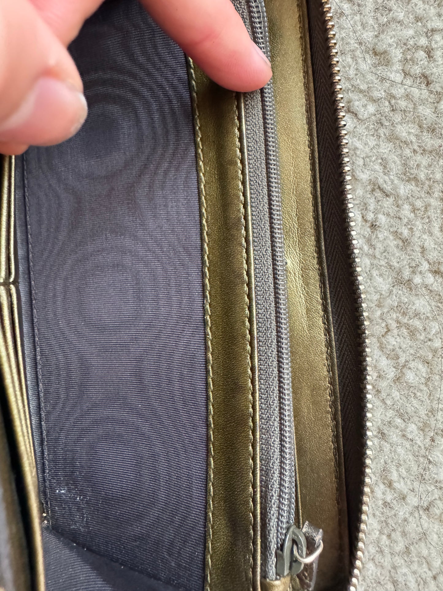 Gucci zippy heart wallet monogram gold