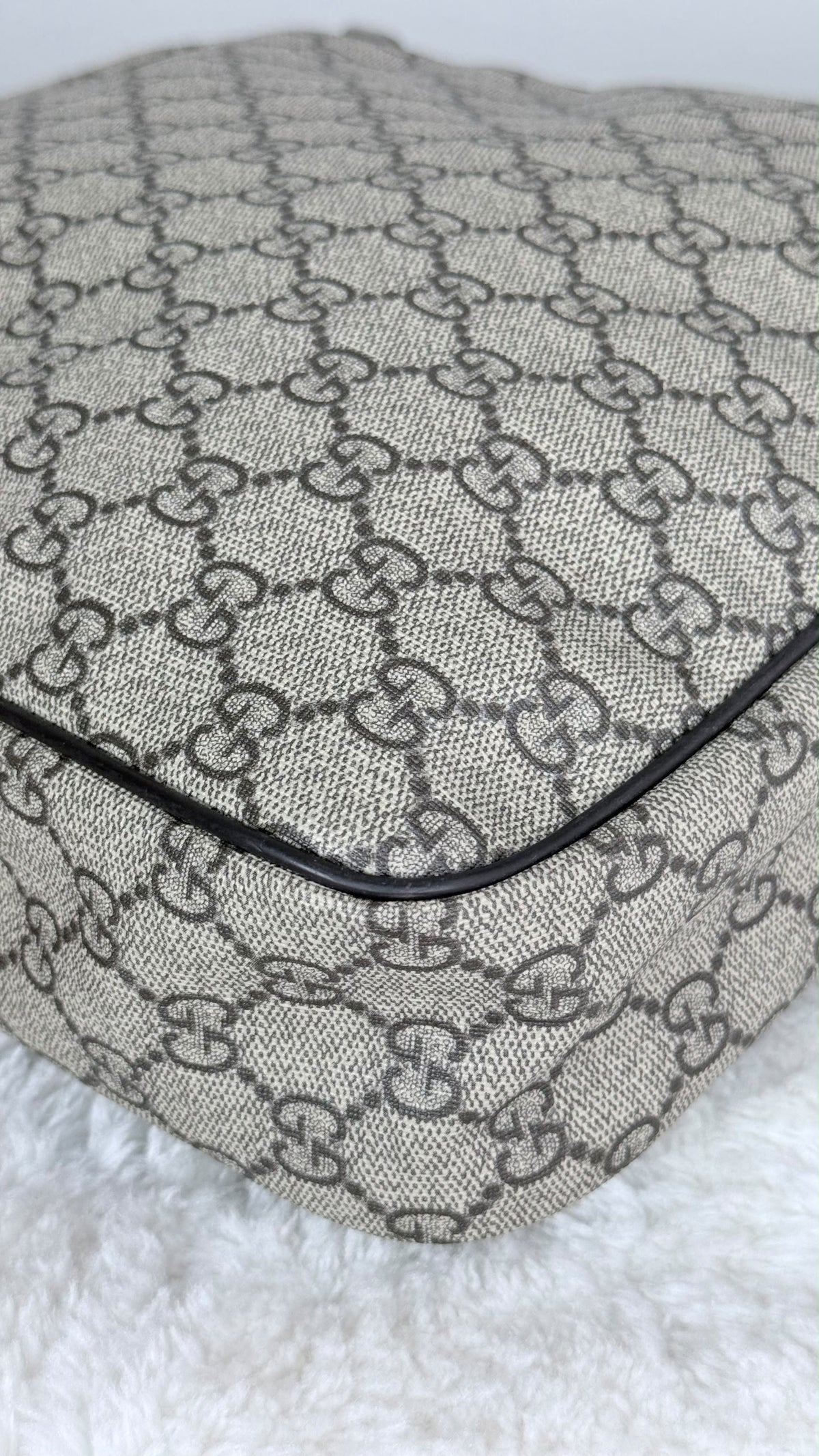 GUCCI Front Zip Messenger GG Supreme Coated Canvas Brown