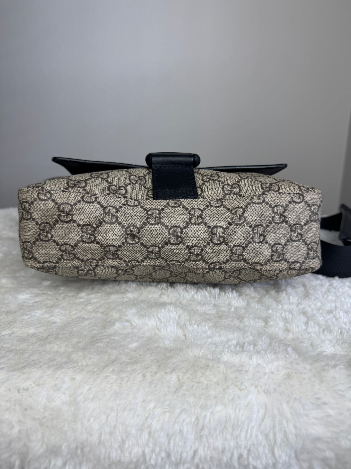 GUCCI Buckle Flap Messenger Gg Supreme Coated Canvas Black