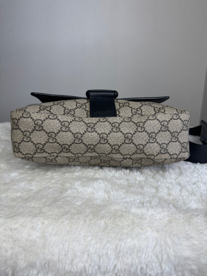 GUCCI Buckle Flap Messenger Gg Supreme Coated Canvas Black