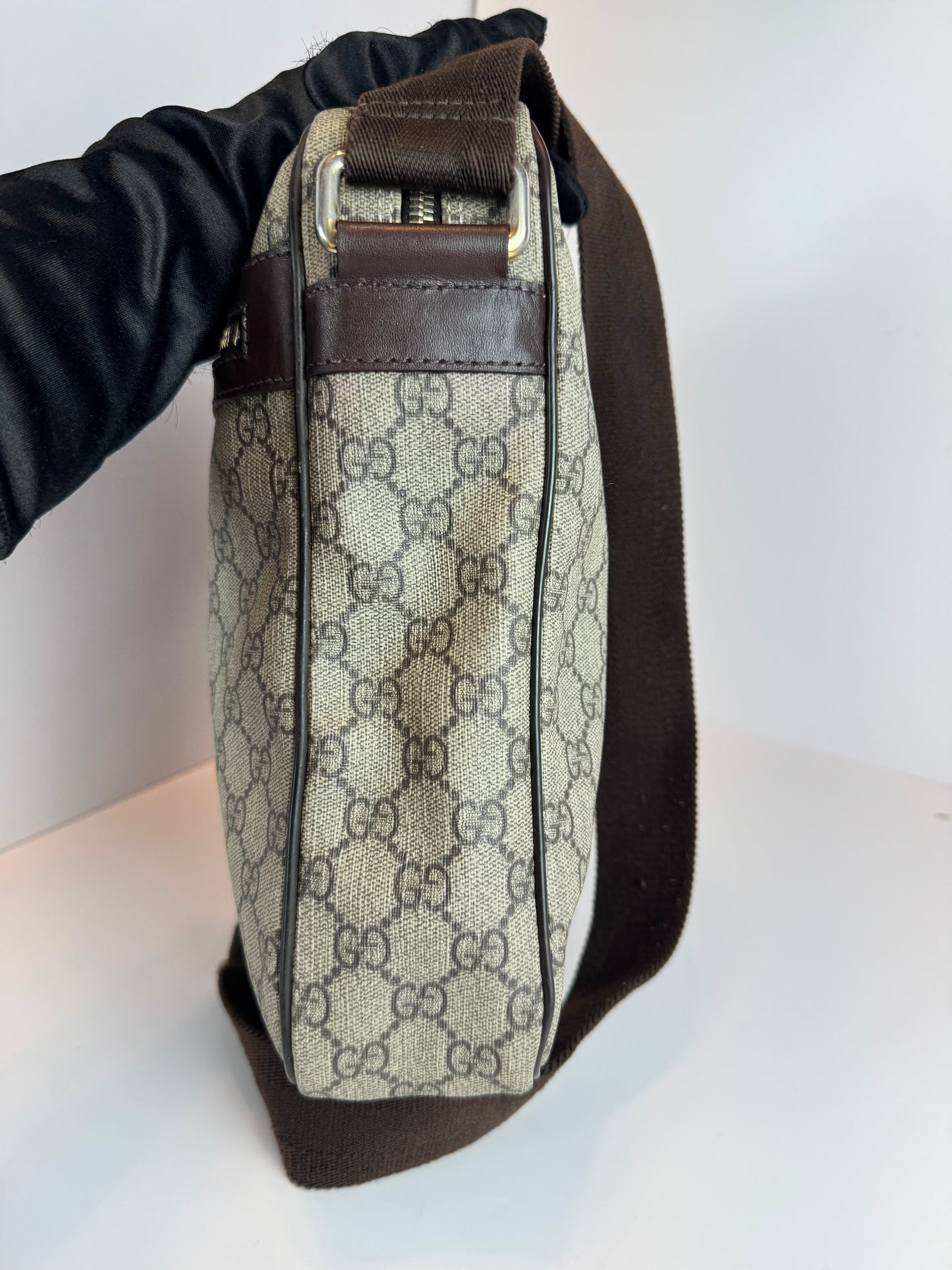 GUCCI Front Zip Messenger GG Supreme Coated Canvas Brown