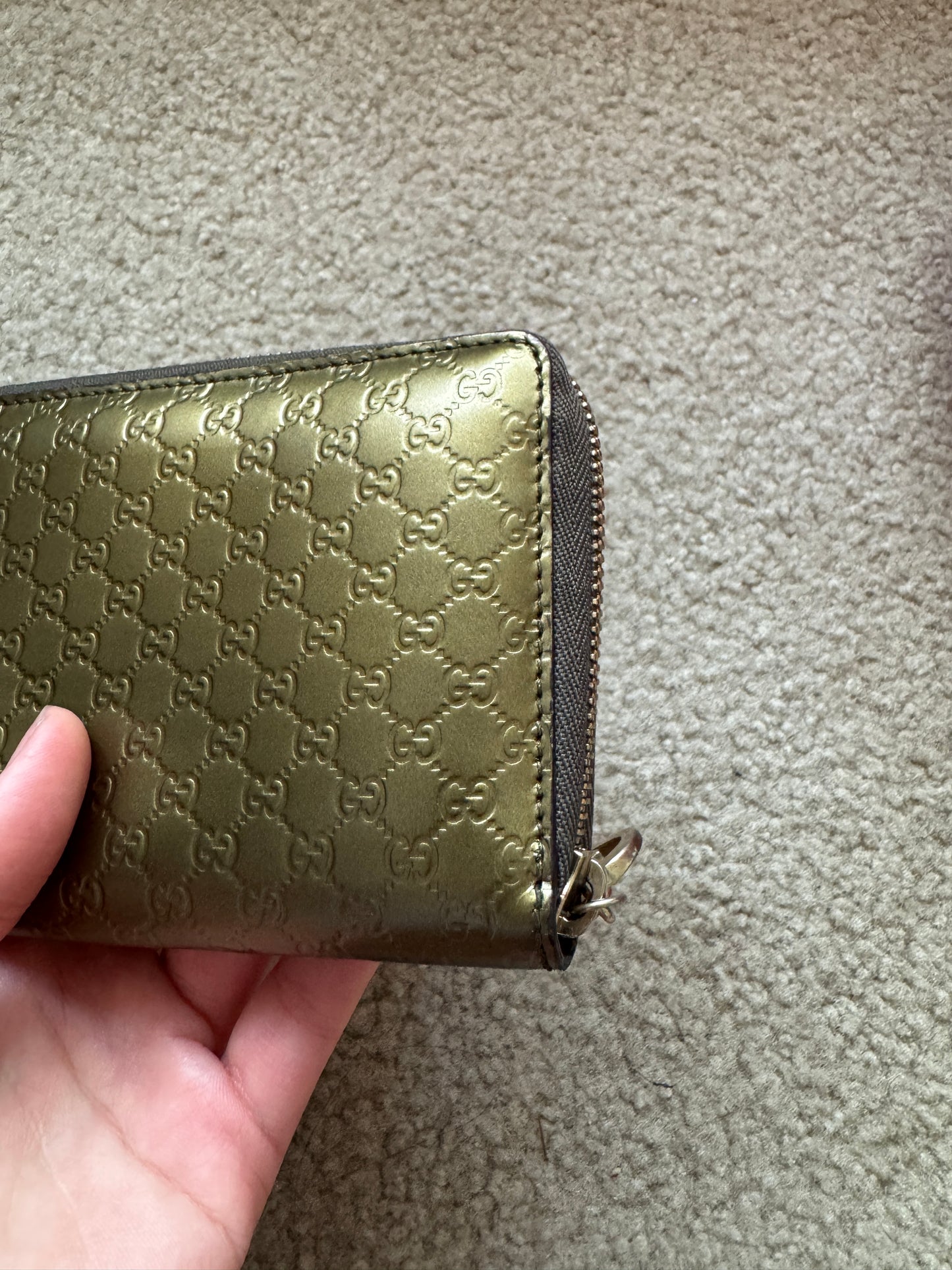 Gucci zippy heart wallet monogram gold