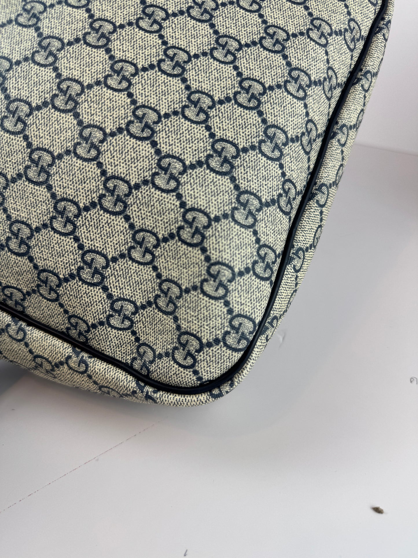 GUCCI Front Zip Messenger GG Supreme Coated Canvas