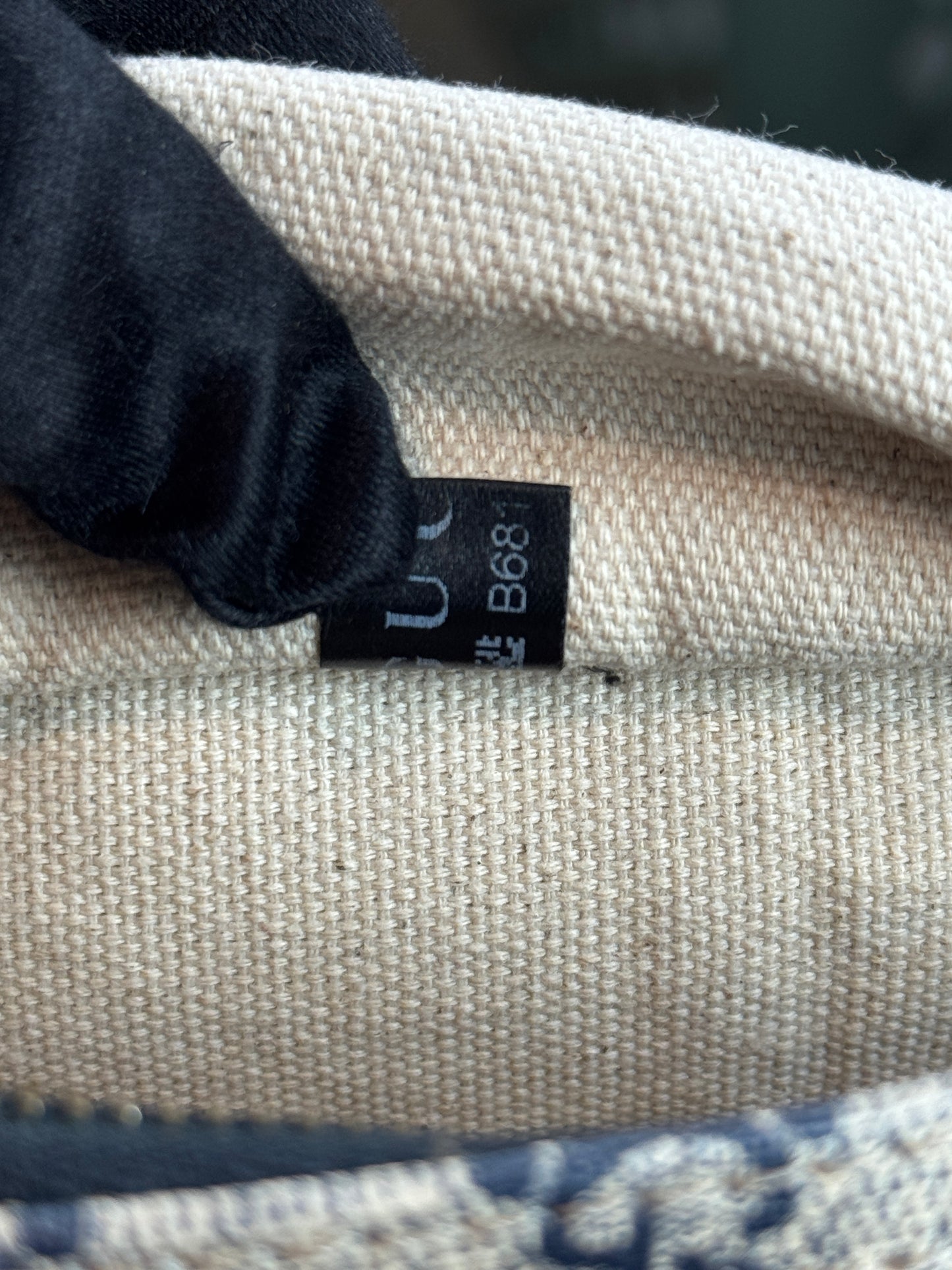 GUCCI Front Zip Messenger GG Supreme Coated Canvas
