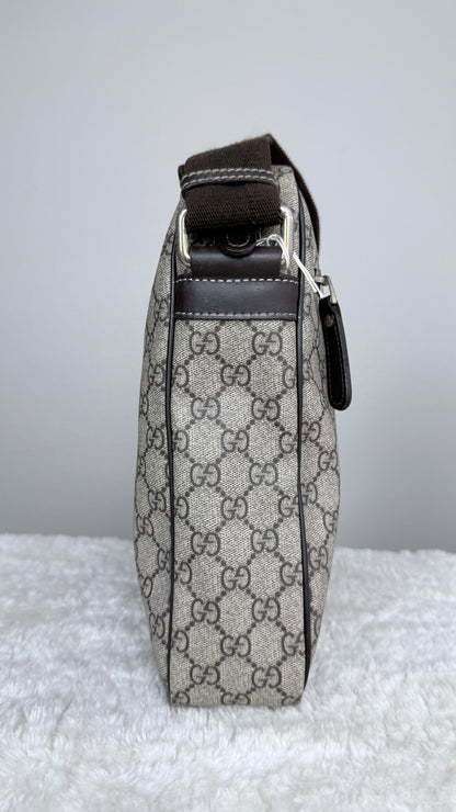 GUCCI Front Zip Messenger GG Supreme Coated Canvas Brown