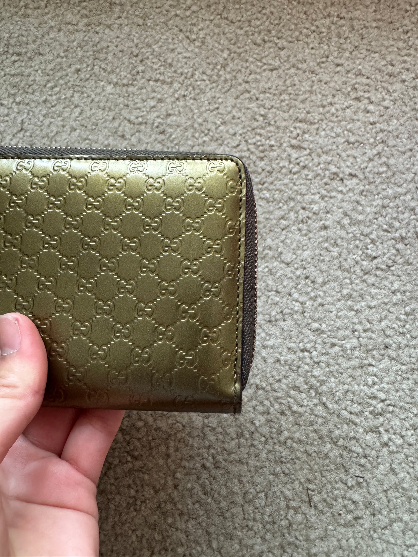 Gucci zippy heart wallet monogram gold