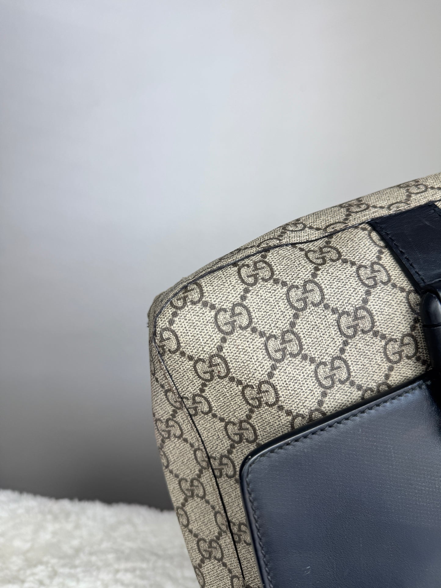 GUCCI Buckle Flap Messenger Gg Supreme Coated Canvas Black