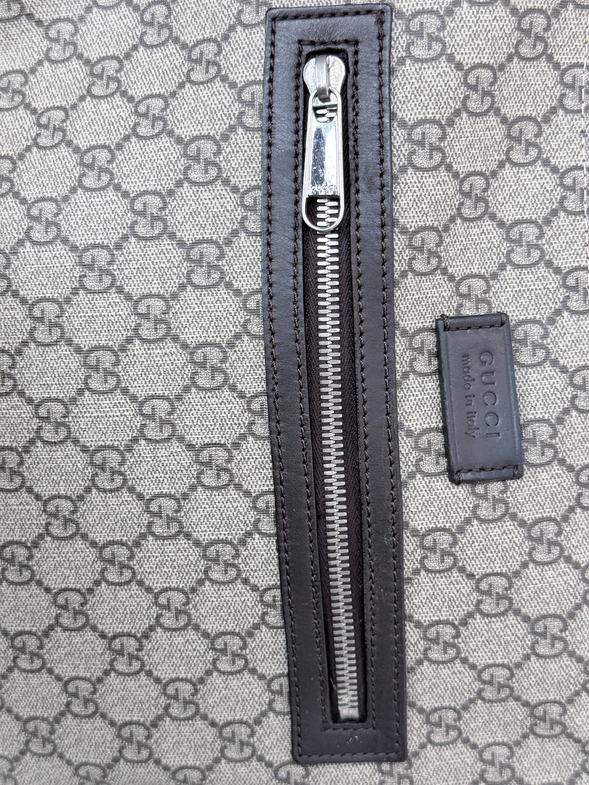 GUCCI Flat Front zip Gg Supreme Messenger Coated canvas