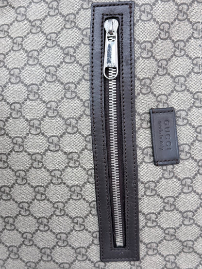 GUCCI Flat Front zip Gg Supreme Messenger Coated canvas