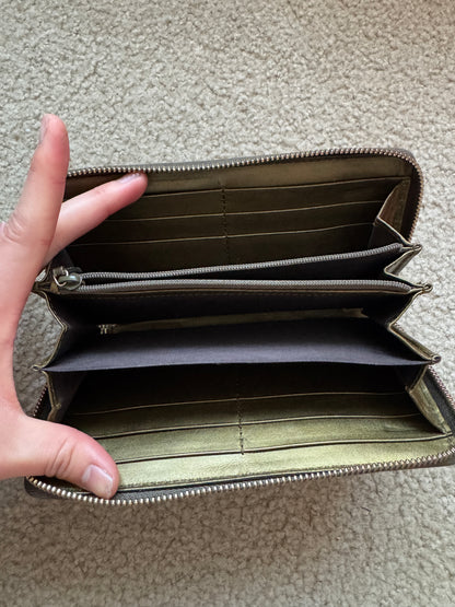 Gucci zippy heart wallet monogram gold