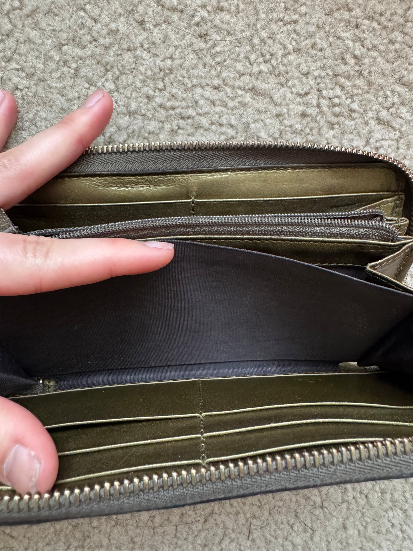 Gucci zippy heart wallet monogram gold