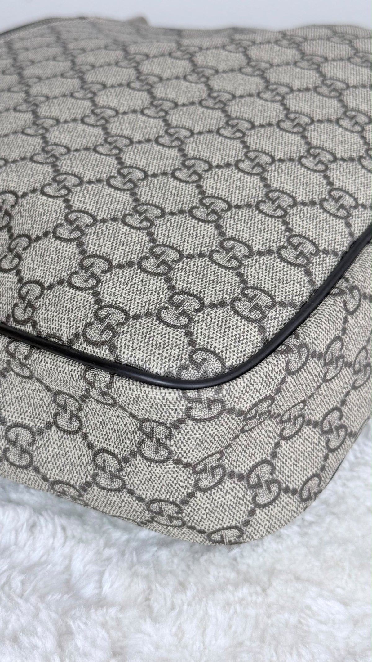 GUCCI Front Zip Messenger GG Supreme Coated Canvas Brown