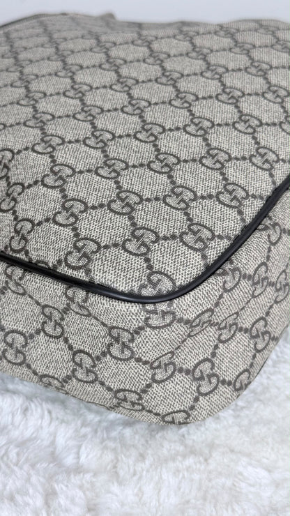 GUCCI Front Zip Messenger GG Supreme Coated Canvas Brown