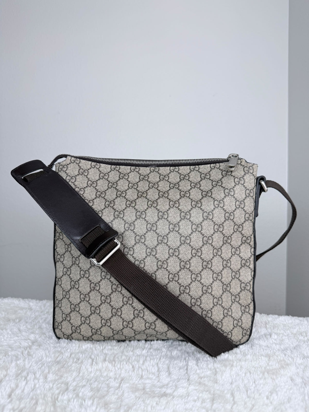 GUCCI Flat Front zip Gg Supreme Messenger Coated canvas
