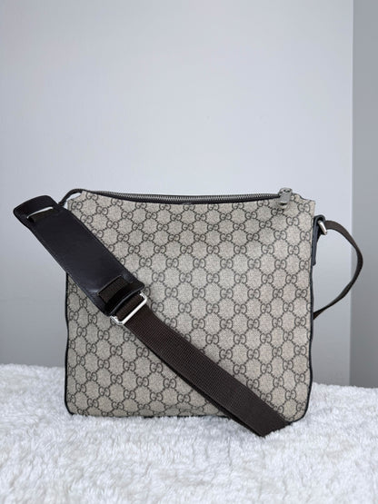 GUCCI Flat Front zip Gg Supreme Messenger Coated canvas