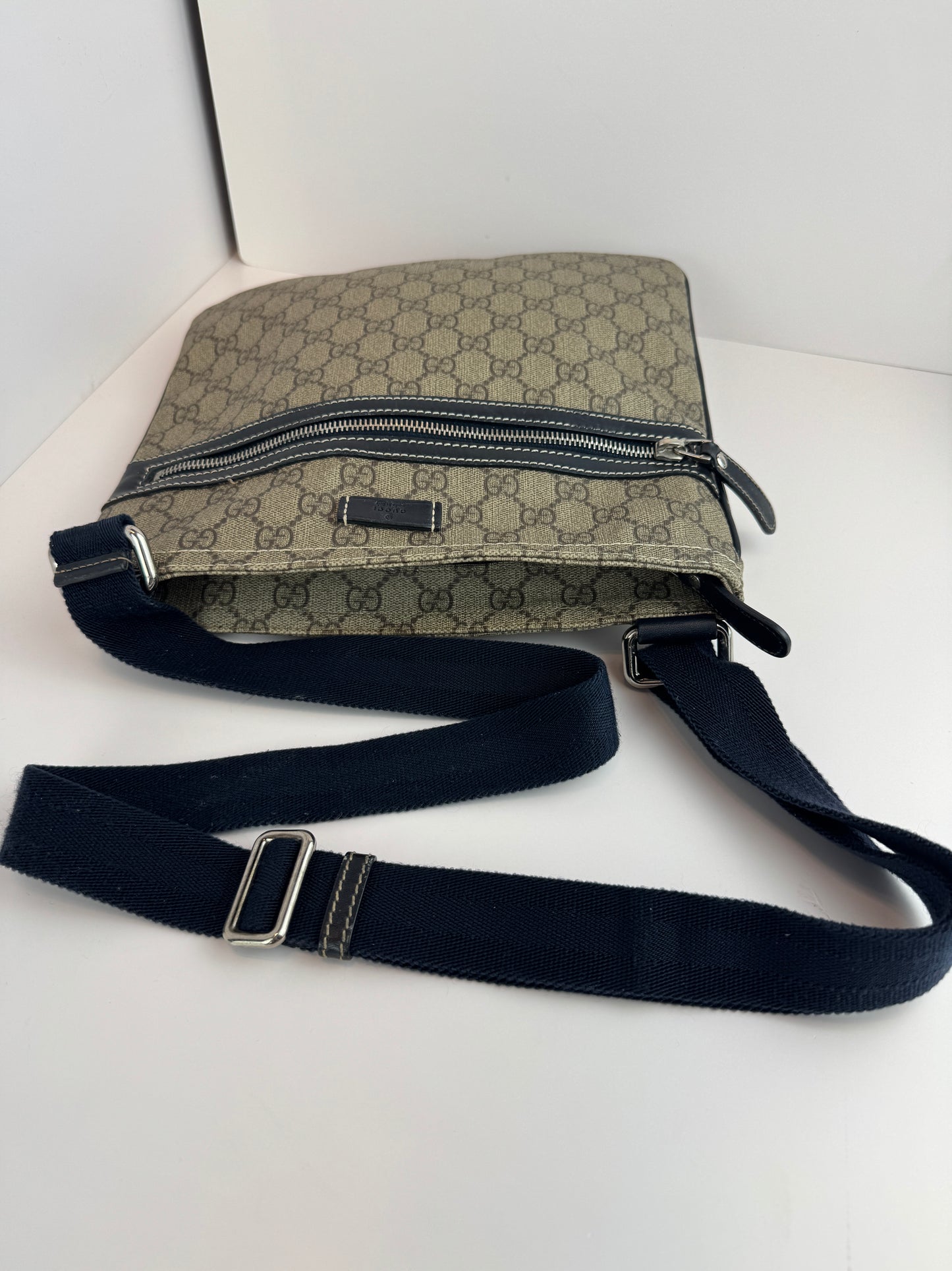 Gucci flat GG Supreme front zip messenger Navy