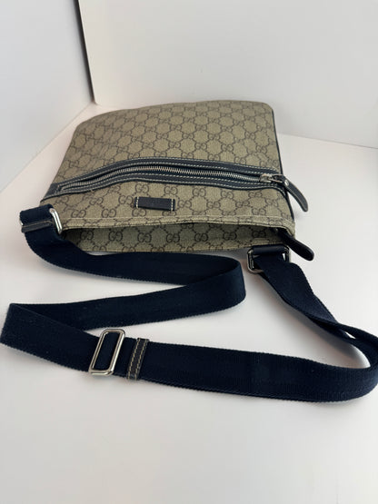 Gucci flat GG Supreme front zip messenger Navy