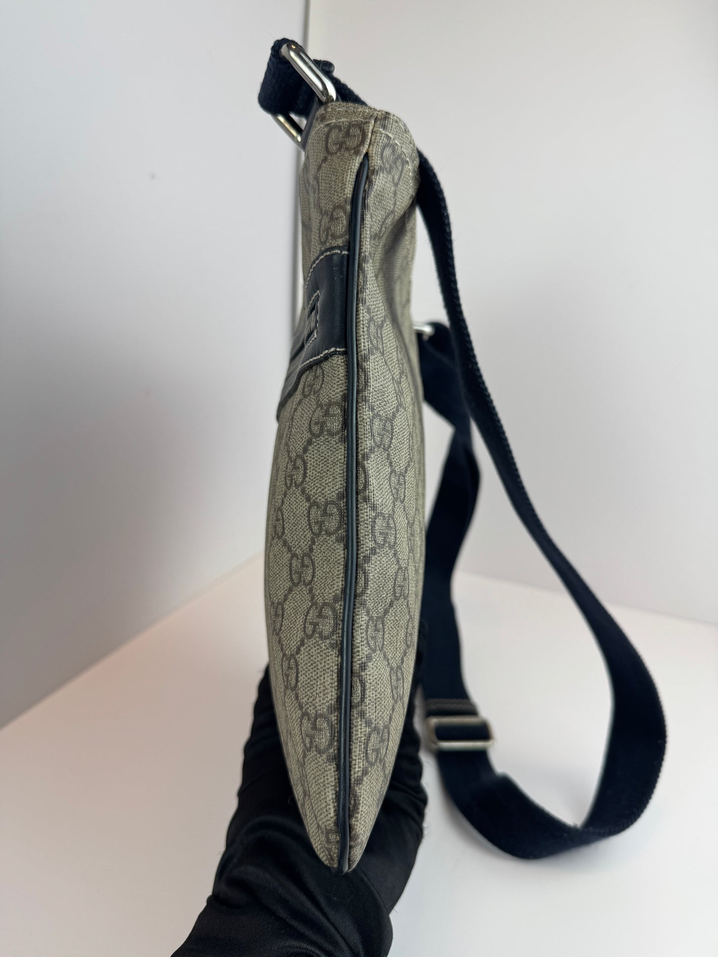 Gucci flat GG Supreme front zip messenger Navy