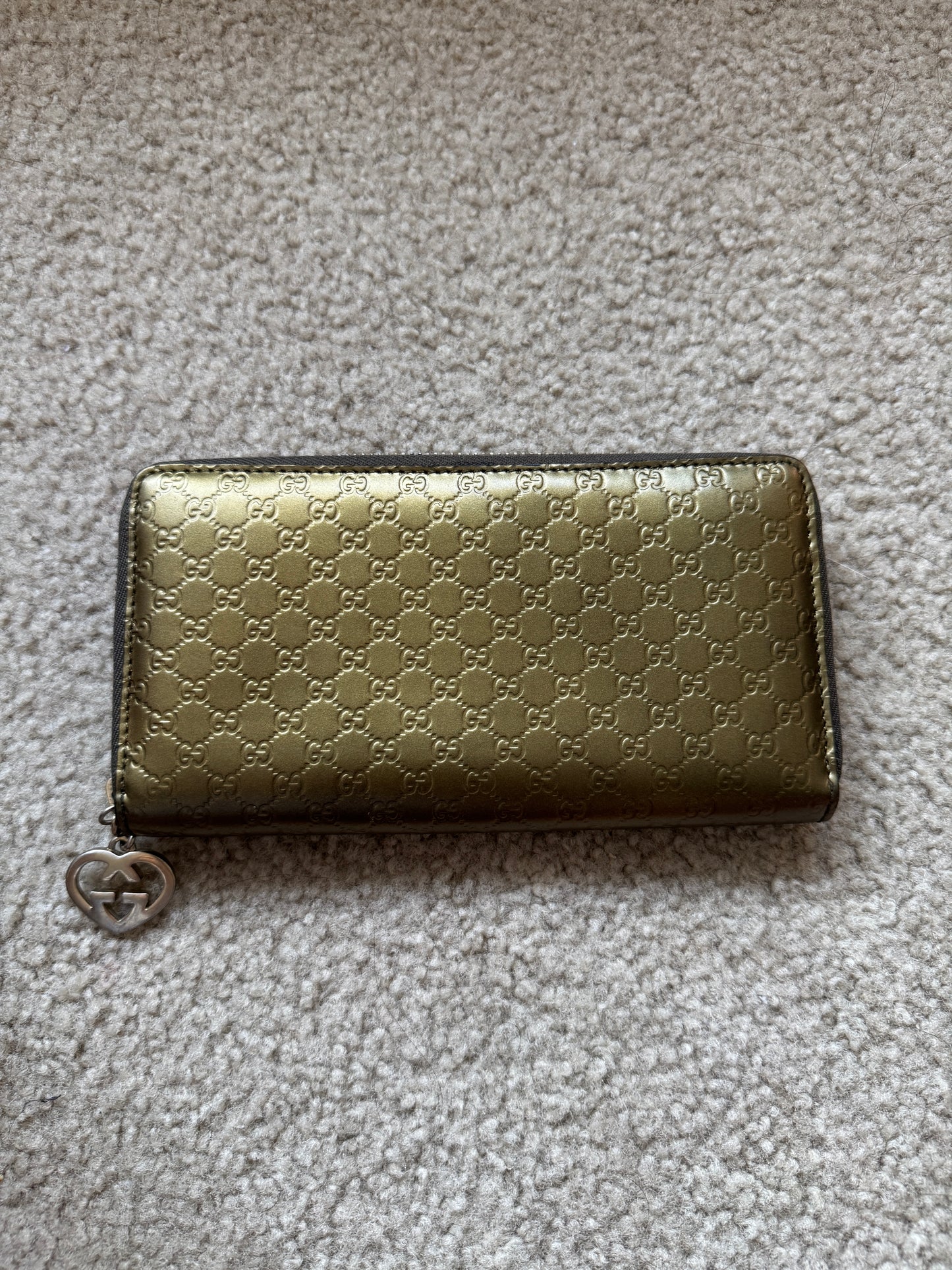Gucci zippy heart wallet monogram gold