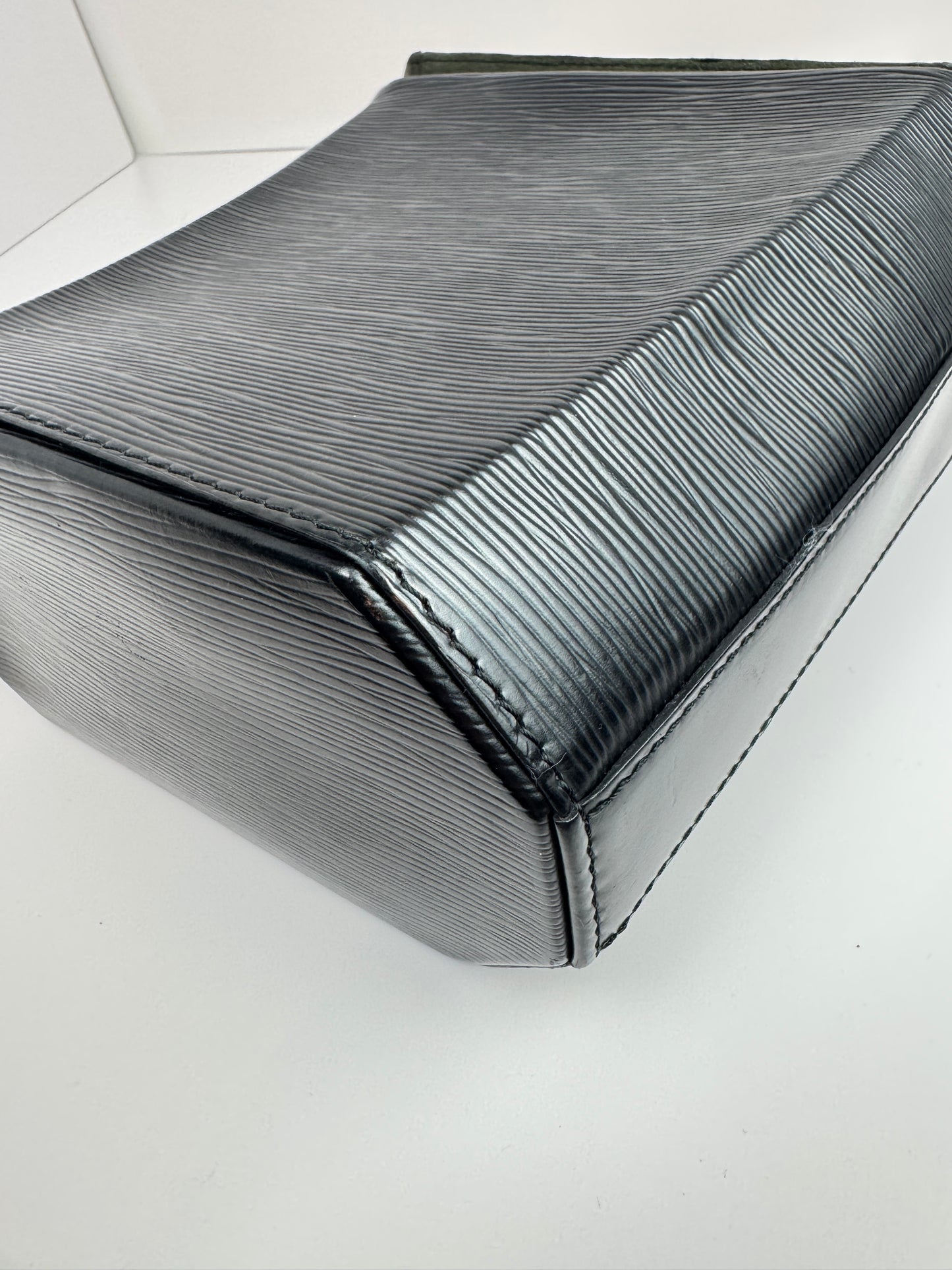 Louis Vuitton Epi Sac Seau Shoulder bag