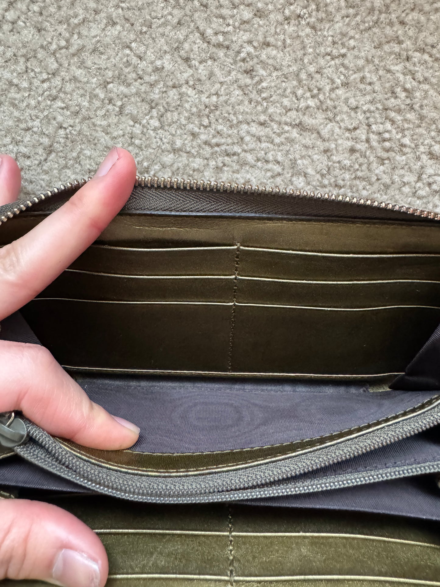Gucci zippy heart wallet monogram gold
