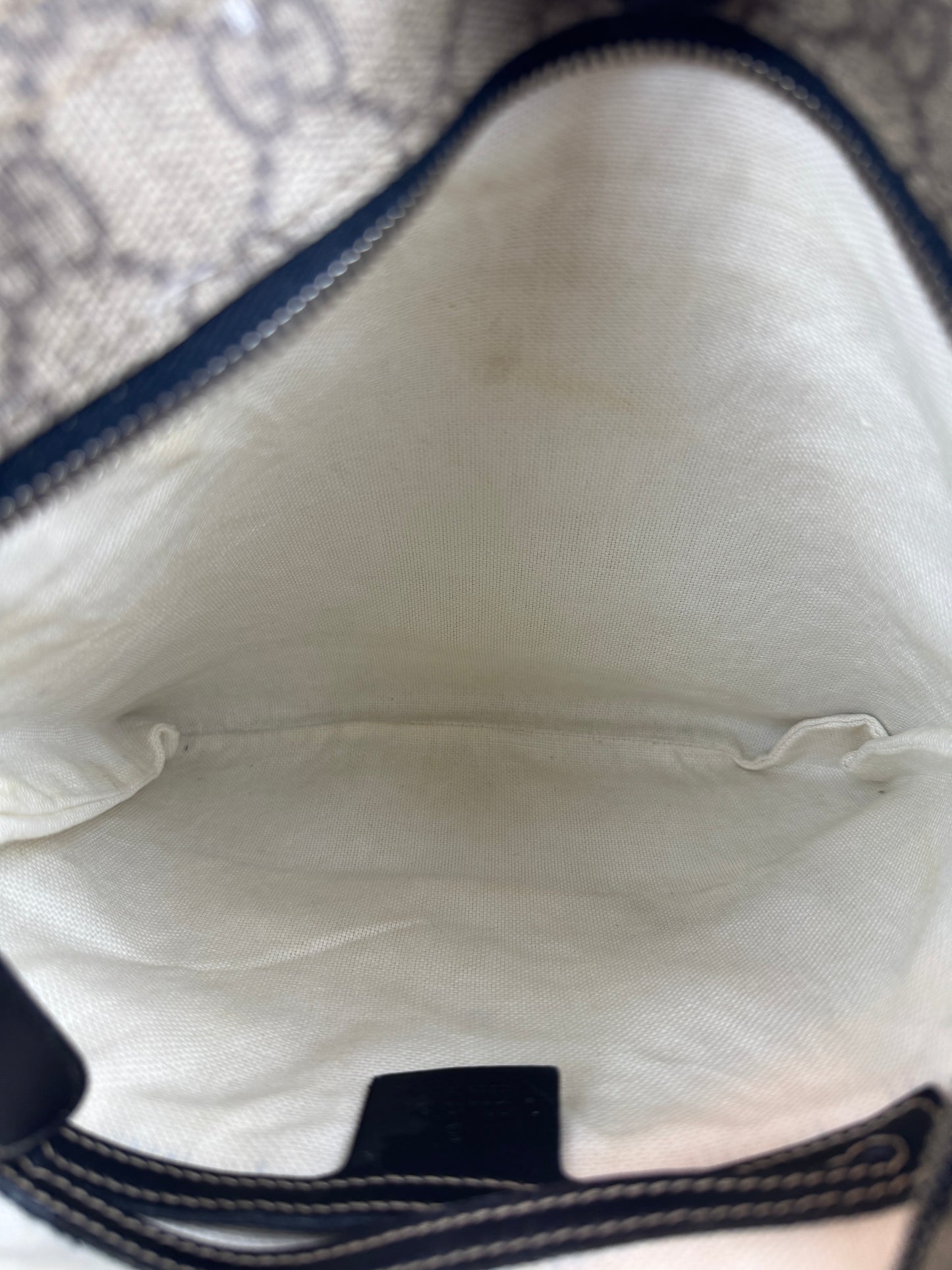 Gucci flat GG Supreme front zip messenger Navy