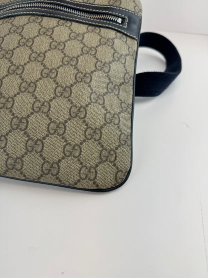 Gucci flat GG Supreme front zip messenger Navy