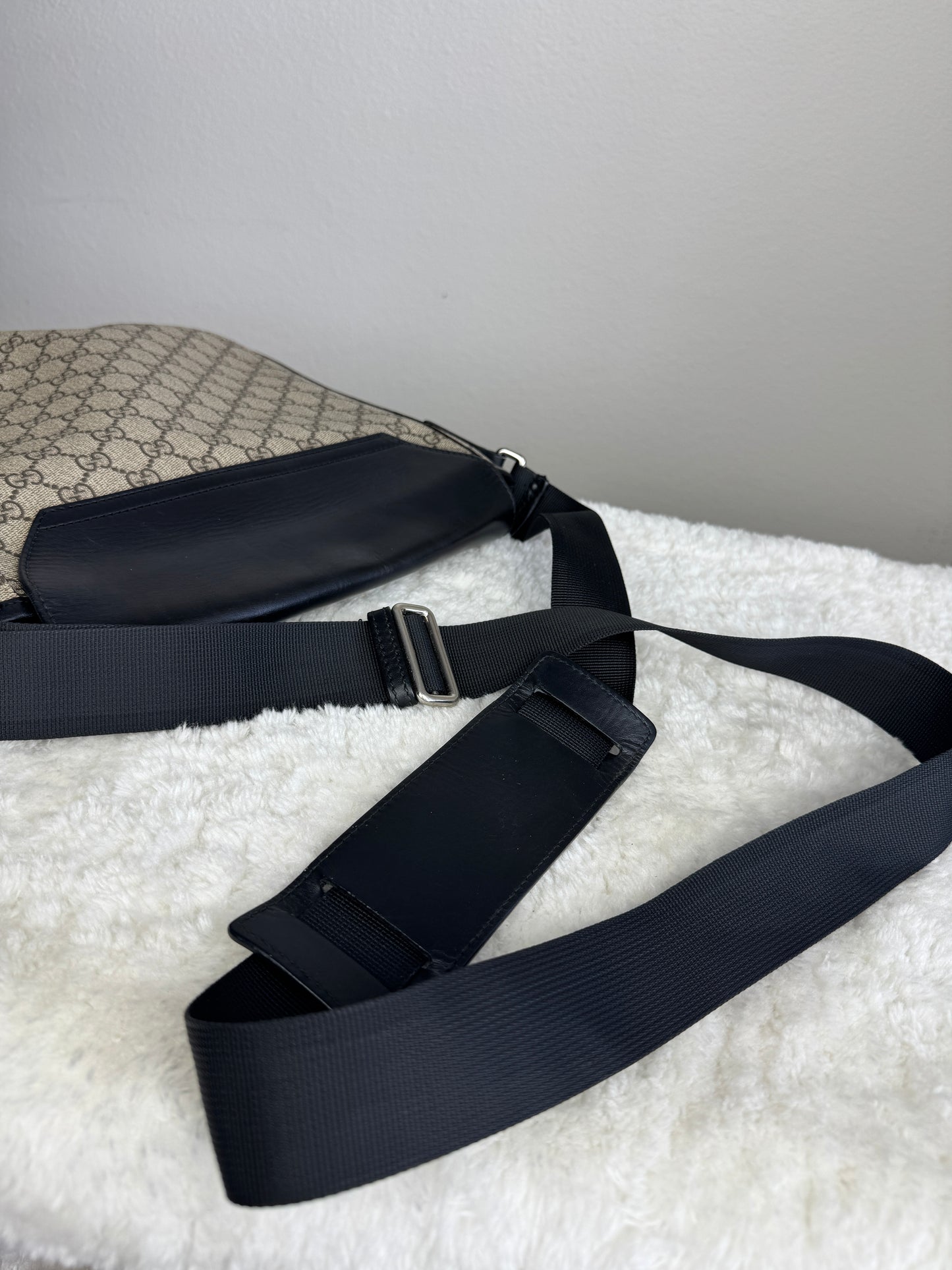GUCCI Buckle Flap Messenger Gg Supreme Coated Canvas Black