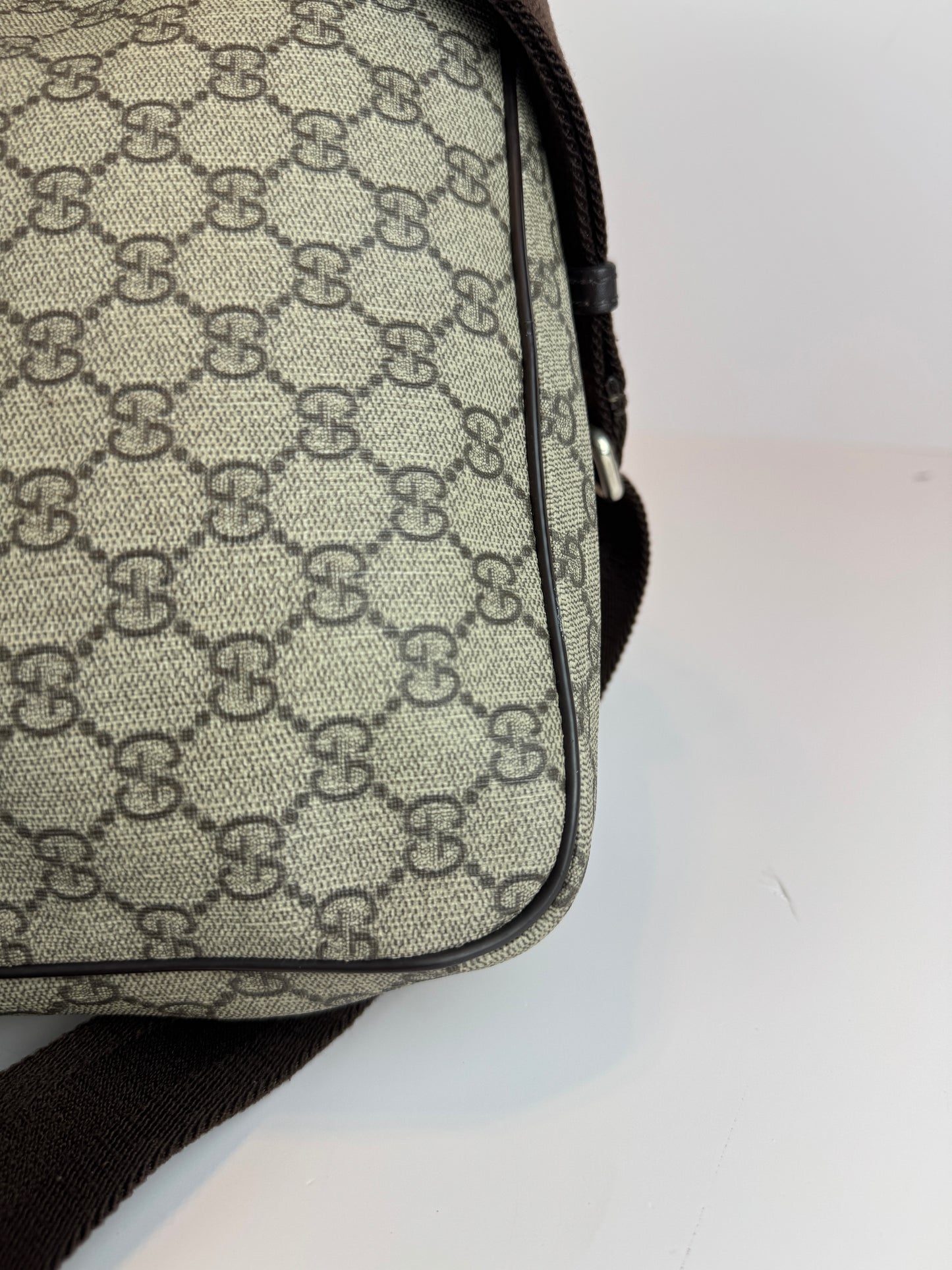 GUCCI Front Zip Messenger GG Supreme Coated Canvas Brown