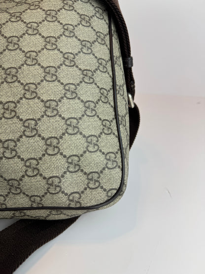 GUCCI Front Zip Messenger GG Supreme Coated Canvas Brown