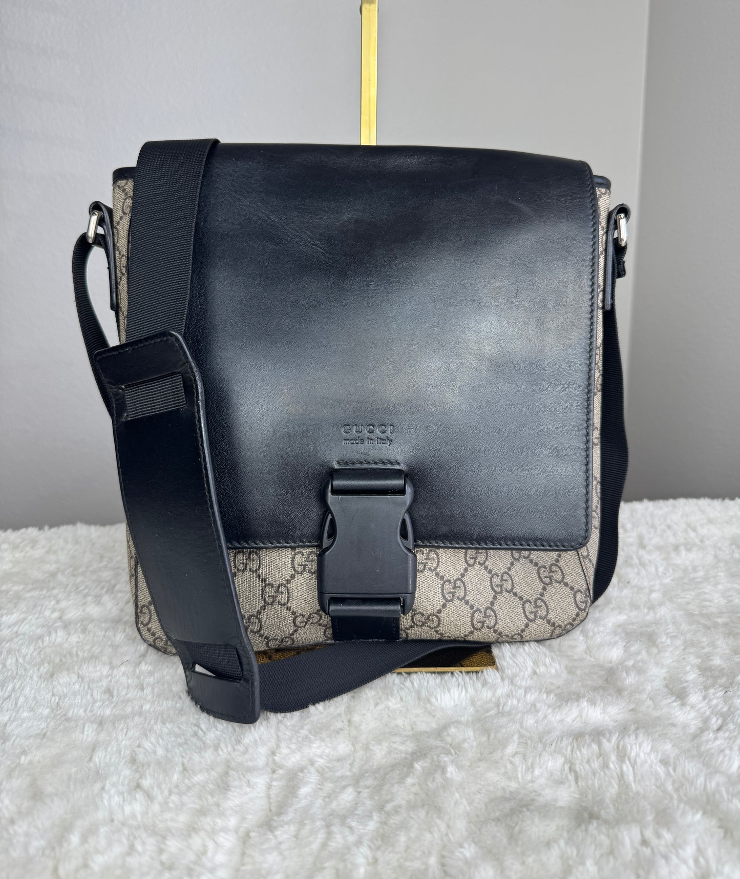 GUCCI Buckle Flap Messenger Gg Supreme Coated Canvas Black