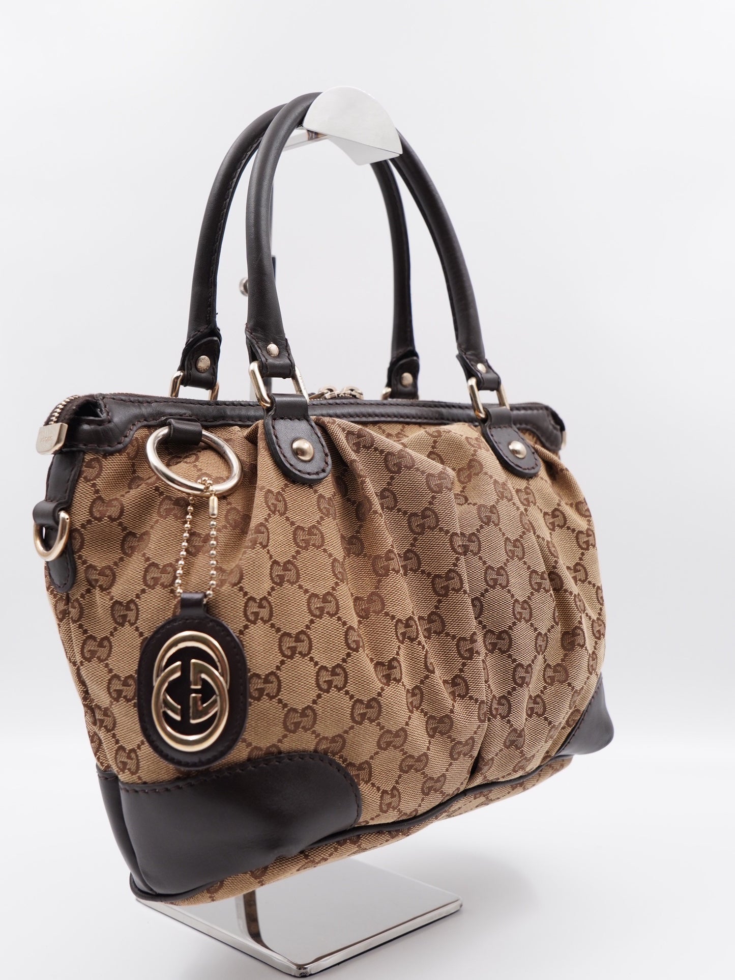Gucci sukey  top handle monogram with strap