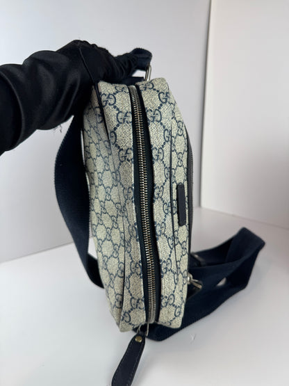 GUCCI Front Zip Messenger GG Supreme Coated Canvas