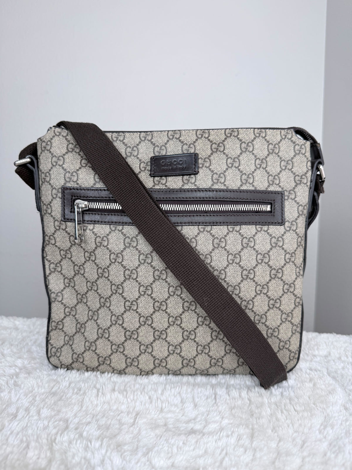 GUCCI Flat Front zip Gg Supreme Messenger Coated canvas