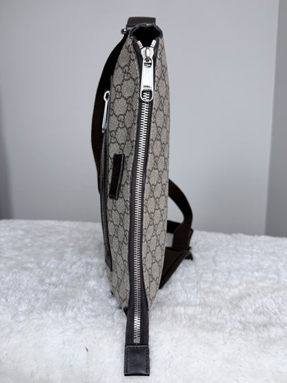 GUCCI Flat Front zip Gg Supreme Messenger Coated canvas