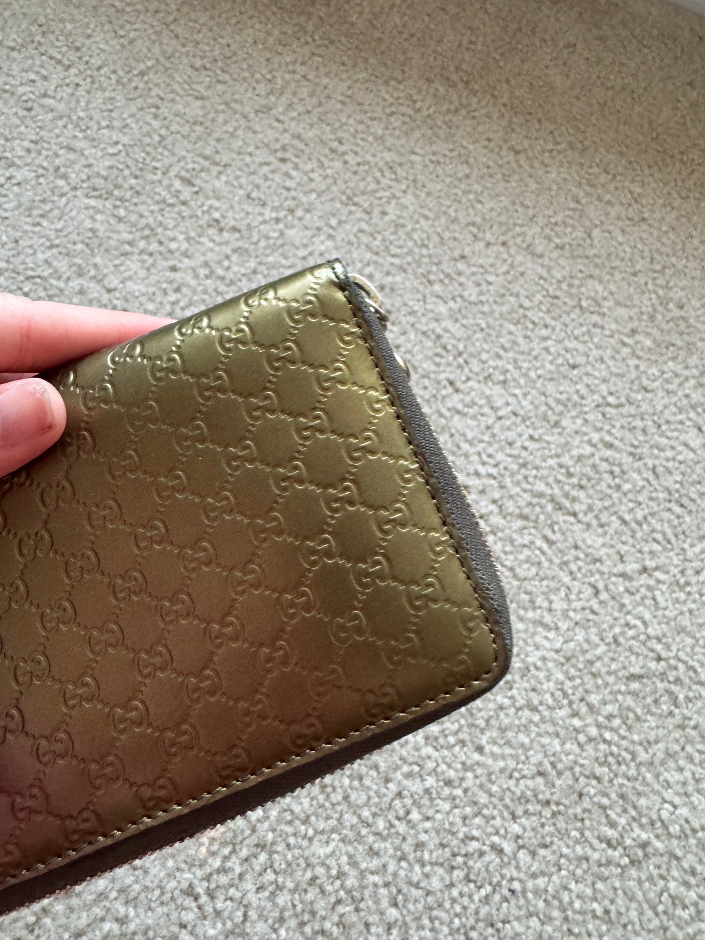Gucci zippy heart wallet monogram gold