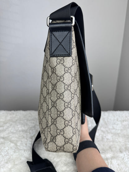 GUCCI Buckle Flap Messenger Gg Supreme Coated Canvas Black