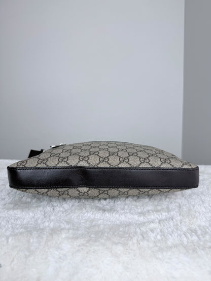 GUCCI Flat Front zip Gg Supreme Messenger Coated canvas