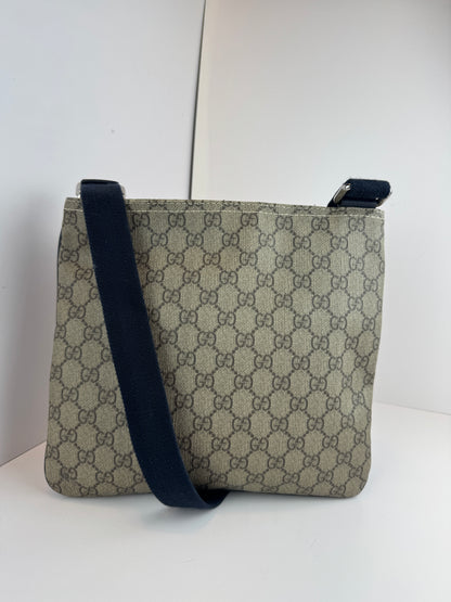 Gucci flat GG Supreme front zip messenger Navy